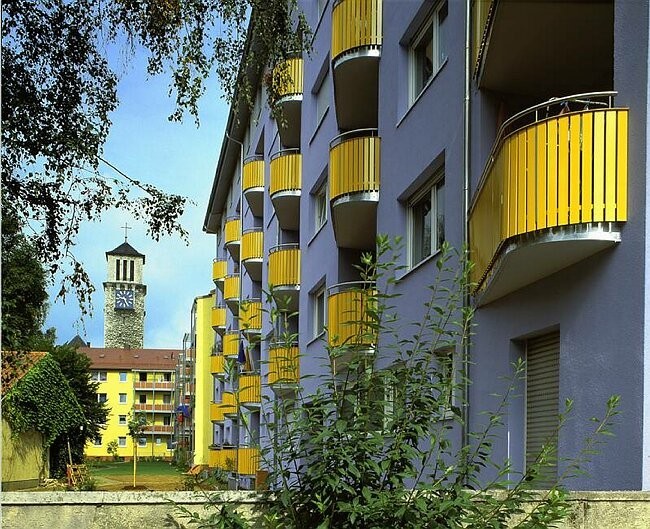 Mehrgeschossige Wohngebäude mit frisch gestrichener Fassade