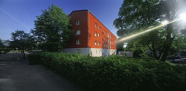 Markante orange gestrichene Fassade eines Wohngebäudes