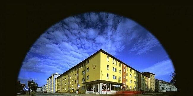 Wohnzeile mit frisch gestalteter Fassade in Regensburg
